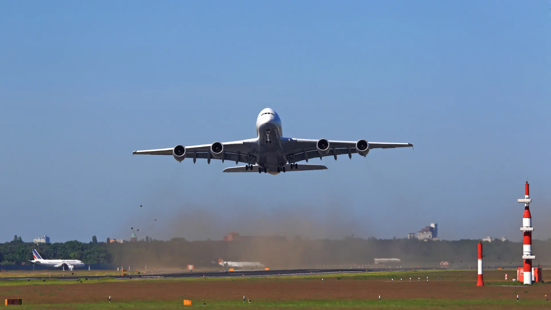 Startender Airbus A380 in Berlin Tegel